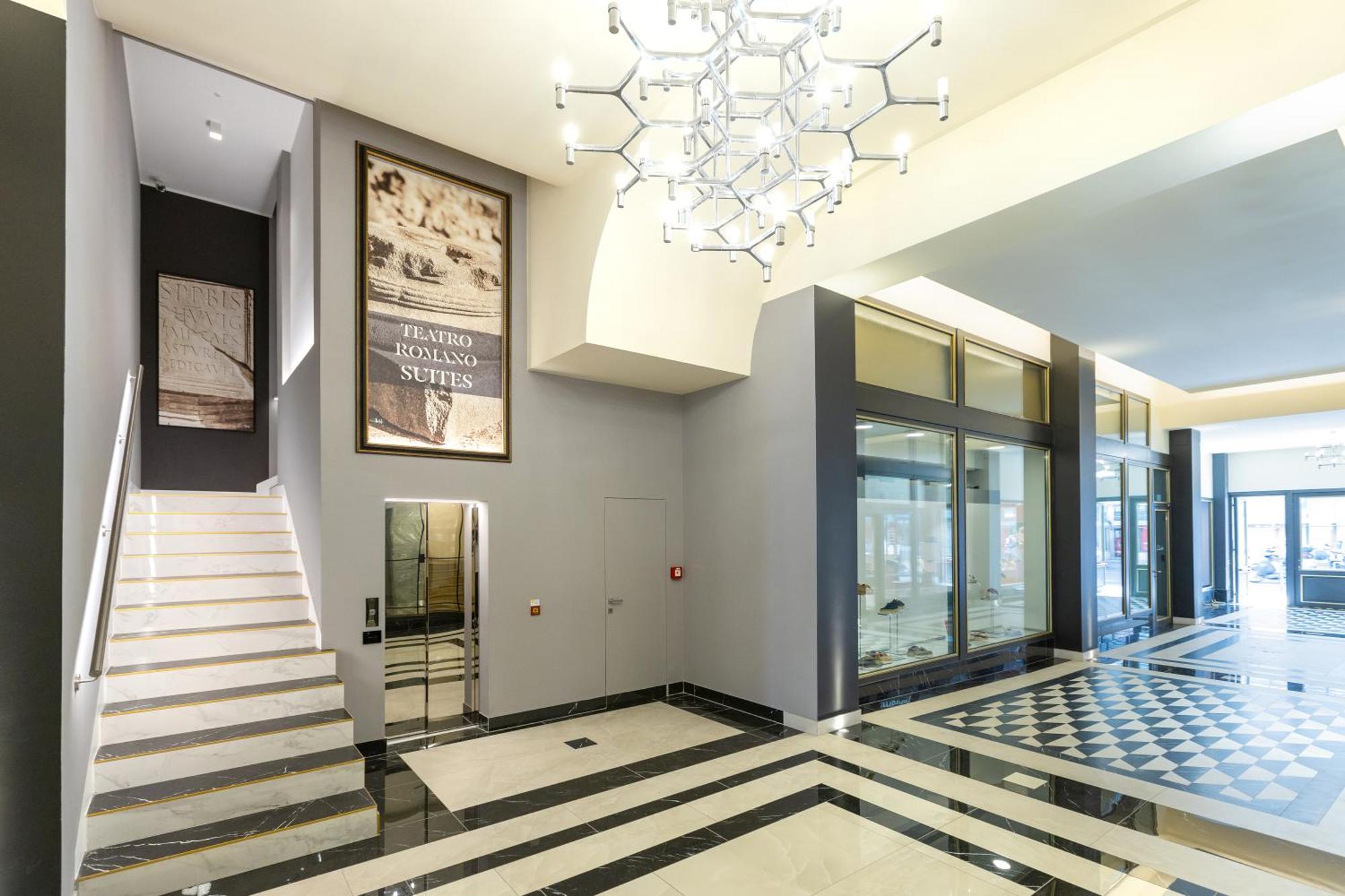 Teatro Romano Exclusive Suites Триест Екстериор снимка