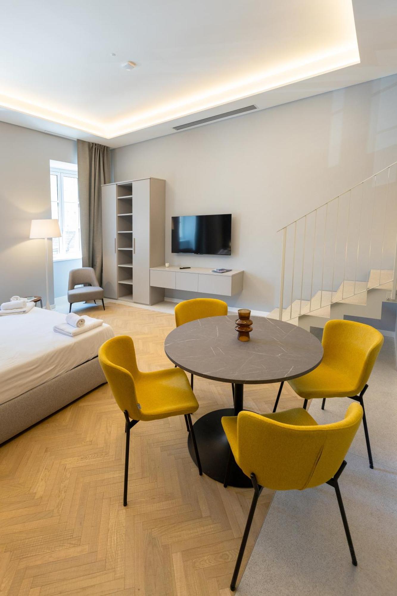 Teatro Romano Exclusive Suites Триест Екстериор снимка
