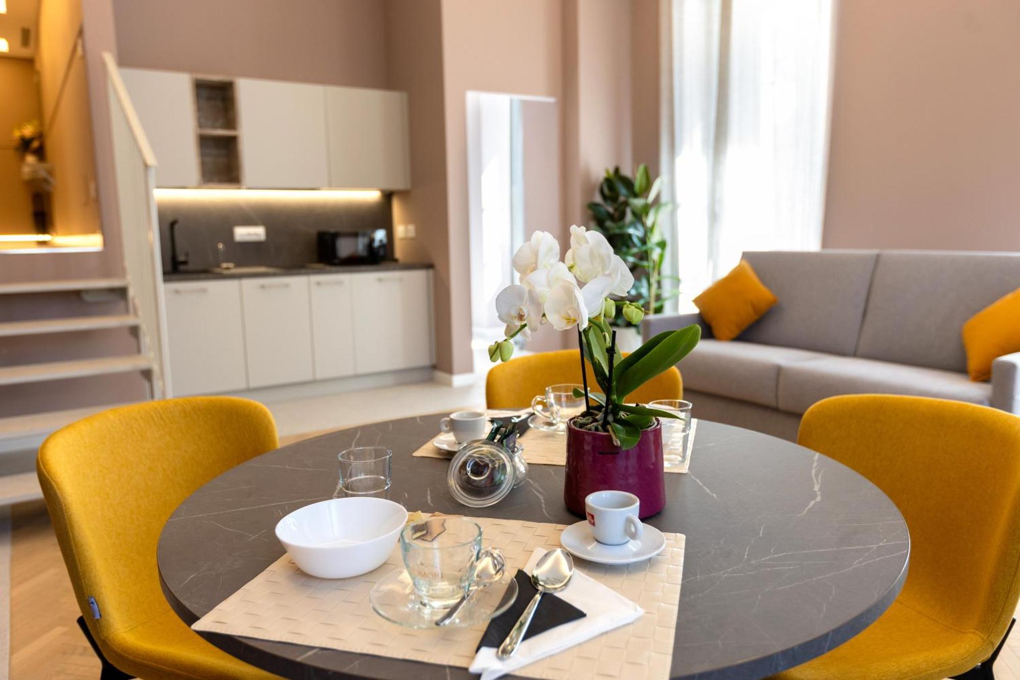 Teatro Romano Exclusive Suites Триест Екстериор снимка