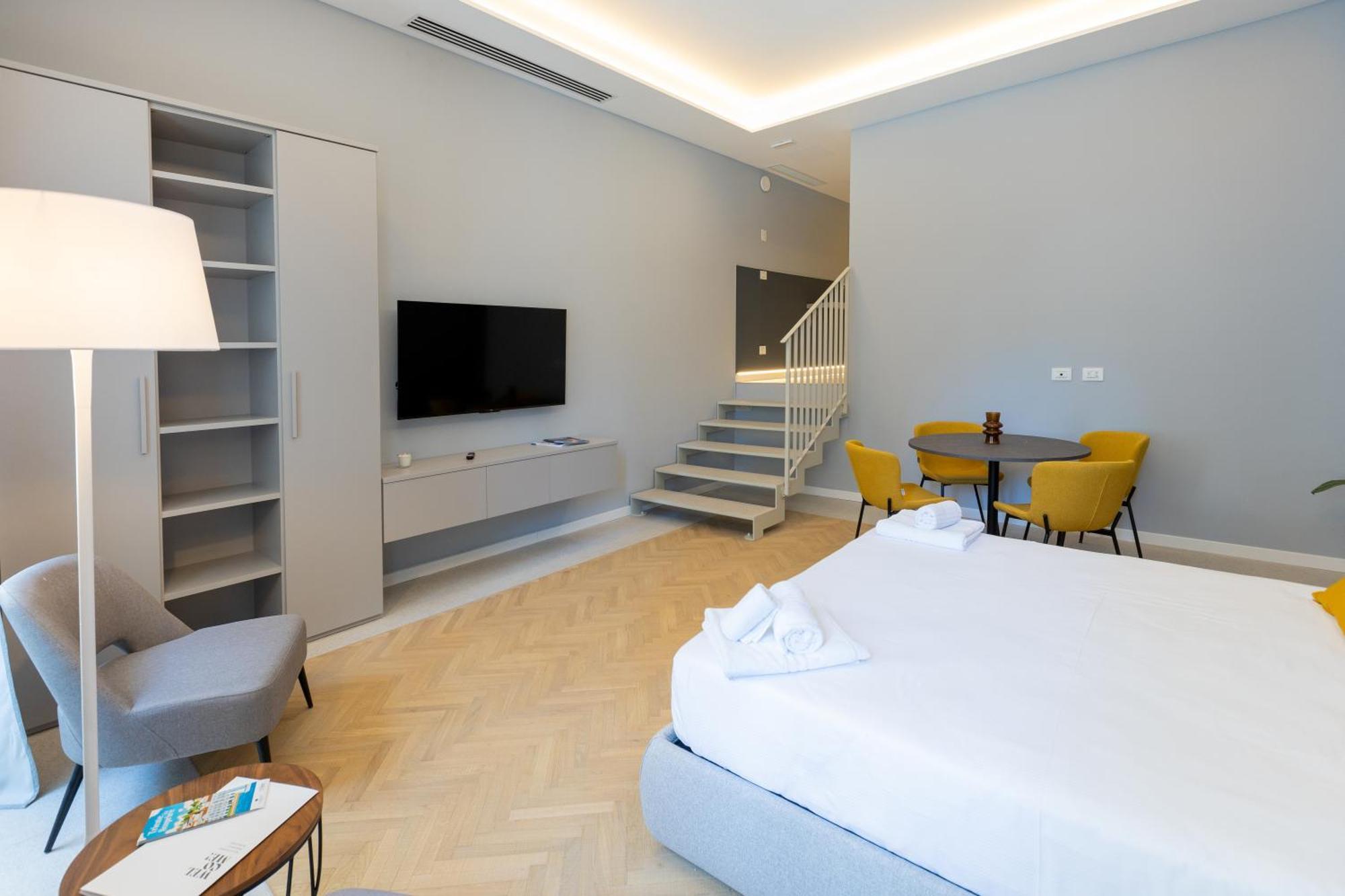 Teatro Romano Exclusive Suites Триест Екстериор снимка