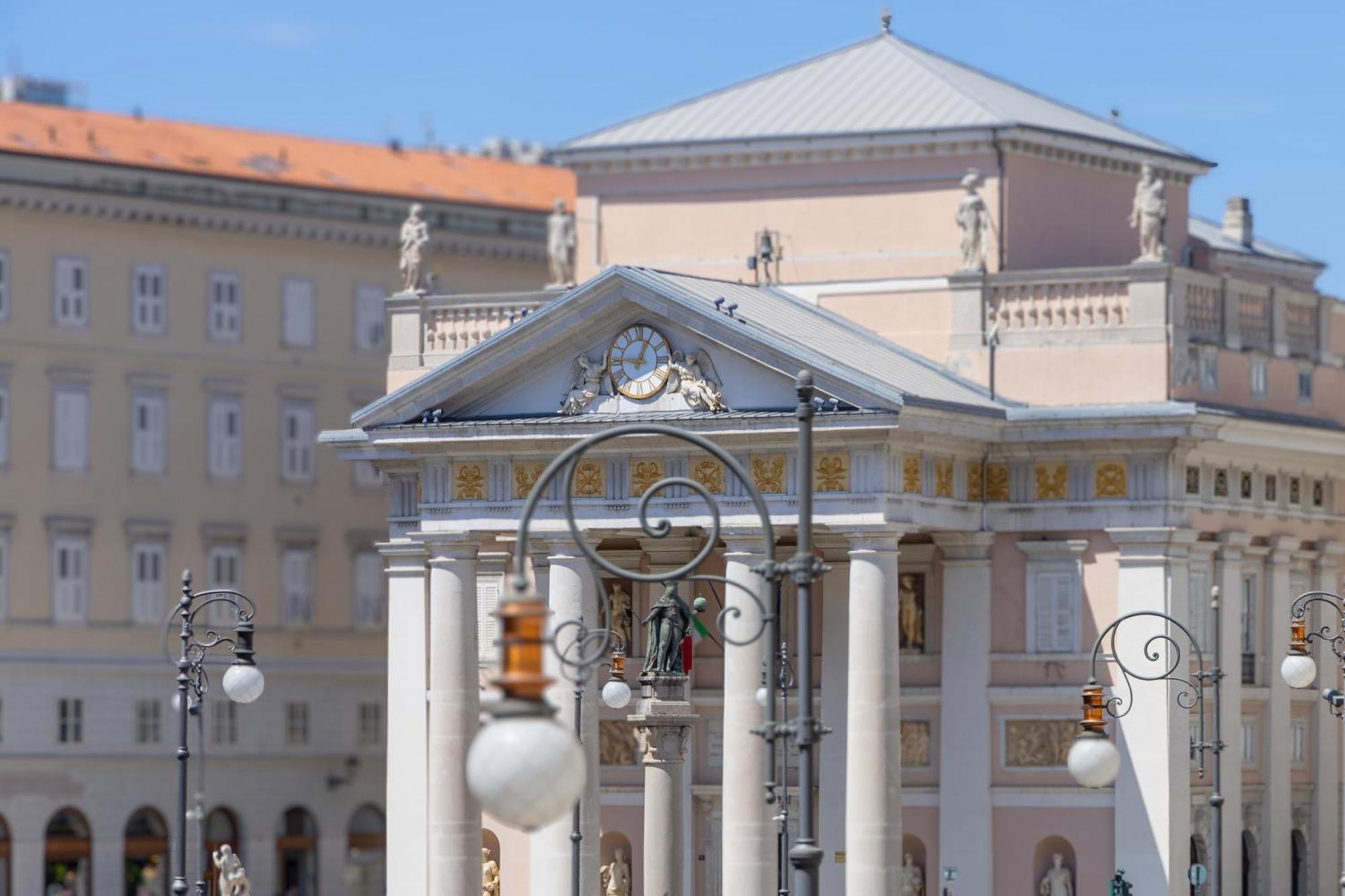 Teatro Romano Exclusive Suites Триест Екстериор снимка
