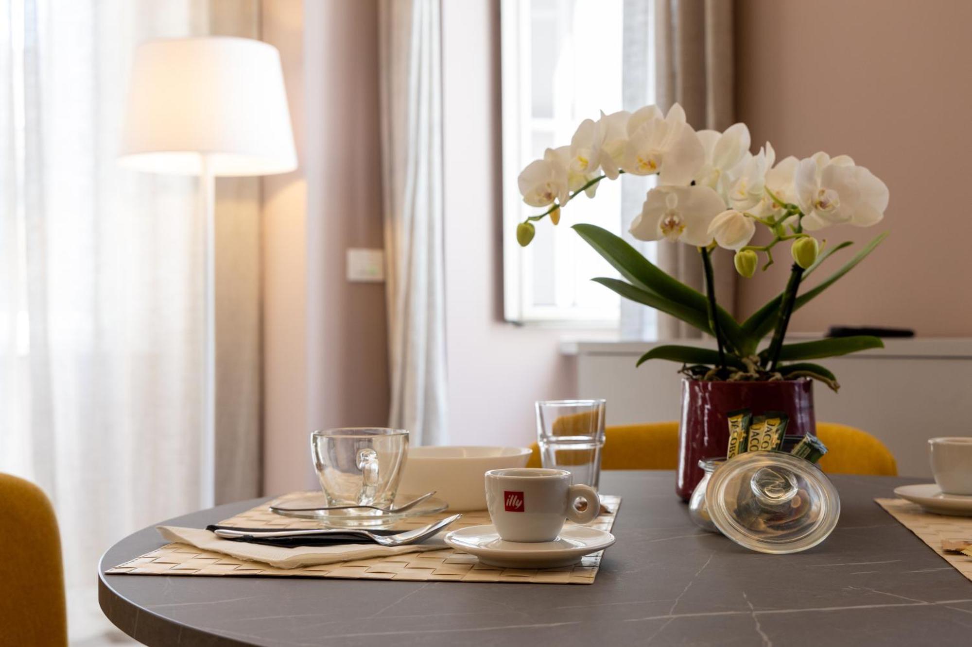 Teatro Romano Exclusive Suites Триест Екстериор снимка