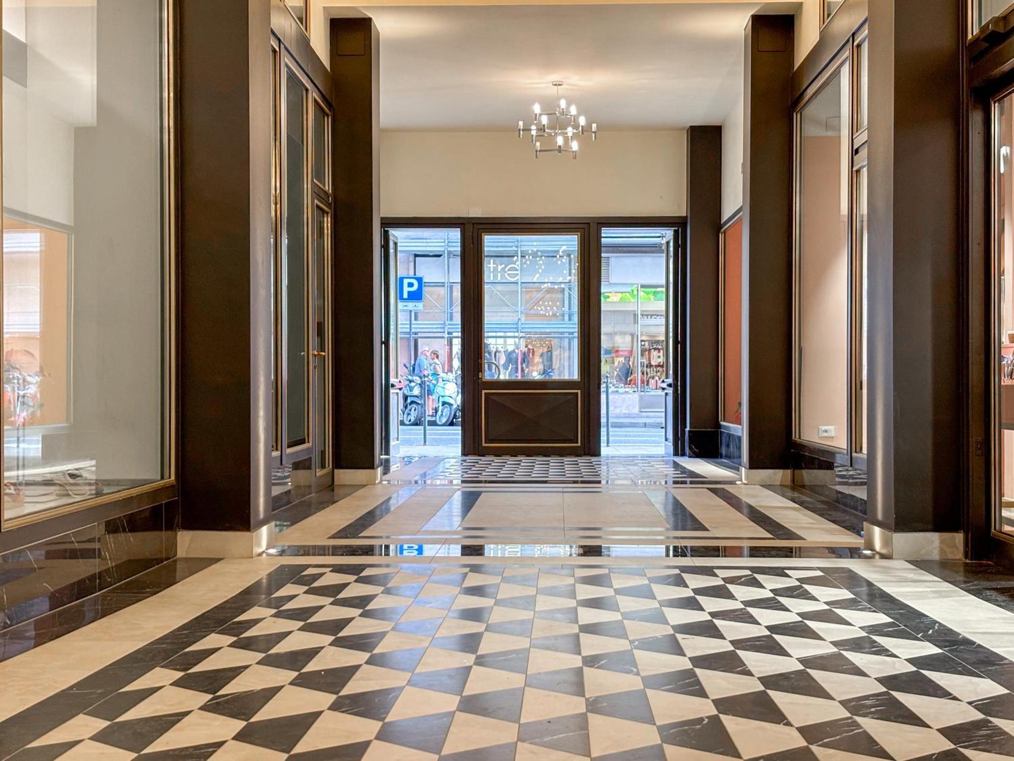Teatro Romano Exclusive Suites Триест Екстериор снимка