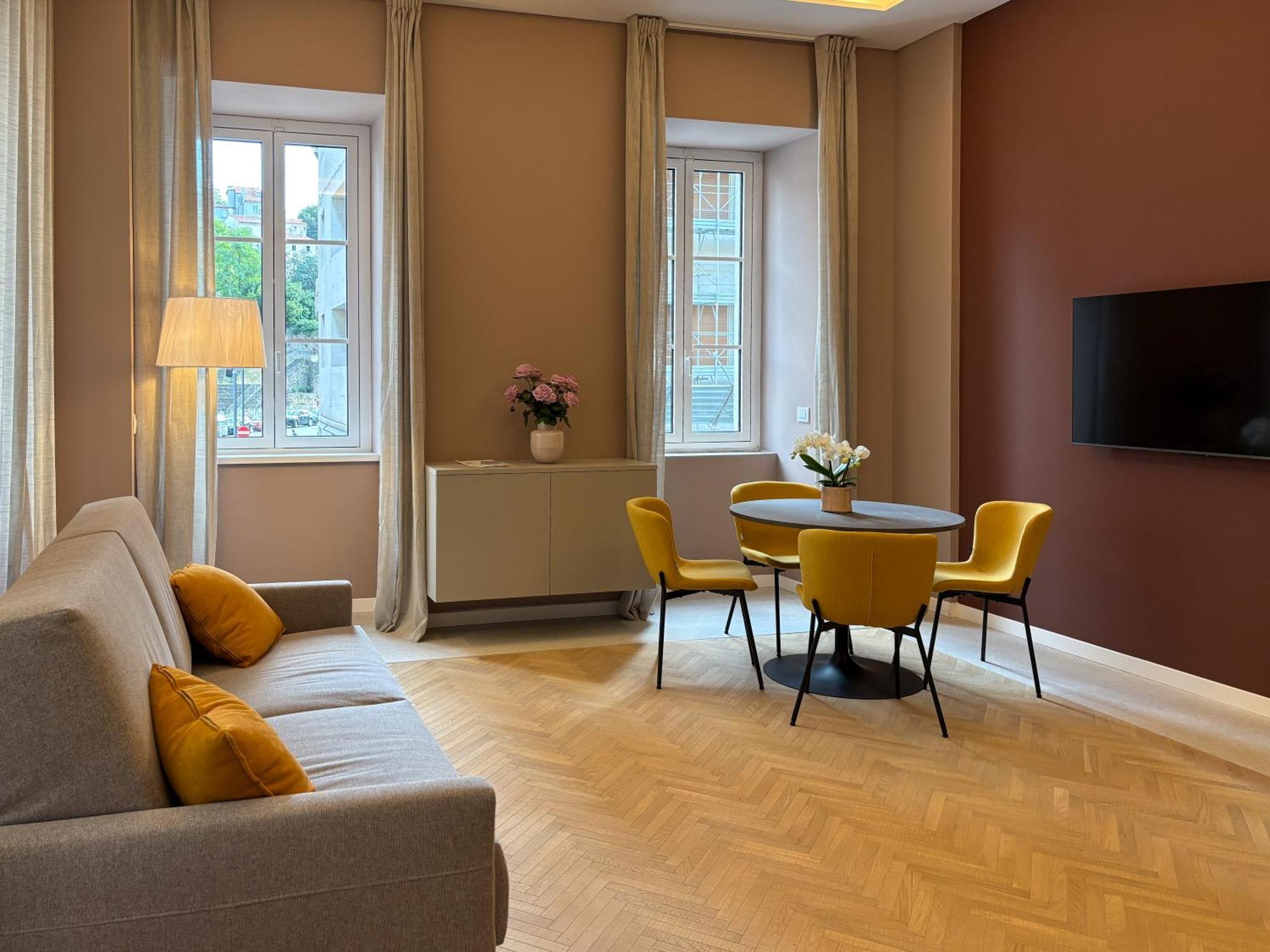 Teatro Romano Exclusive Suites Триест Екстериор снимка