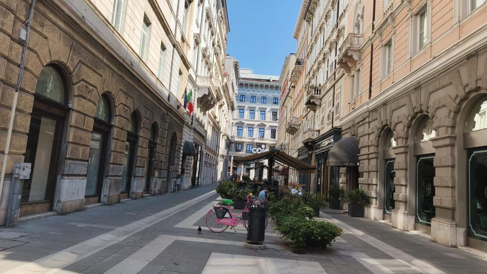 Teatro Romano Exclusive Suites Триест Екстериор снимка